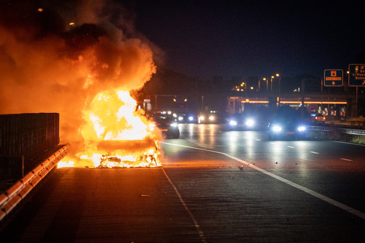 Auto volledig in lichterlaaie op de A12