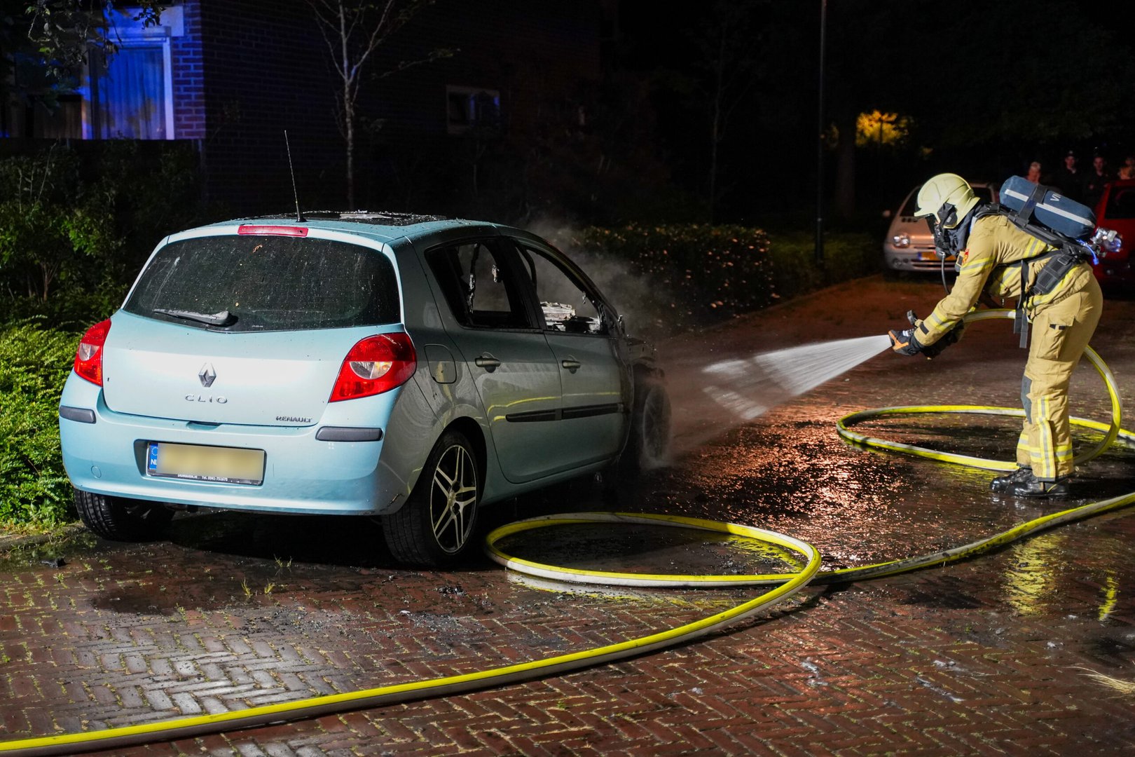 Nachtelijke autobrand schrikt bewoners op