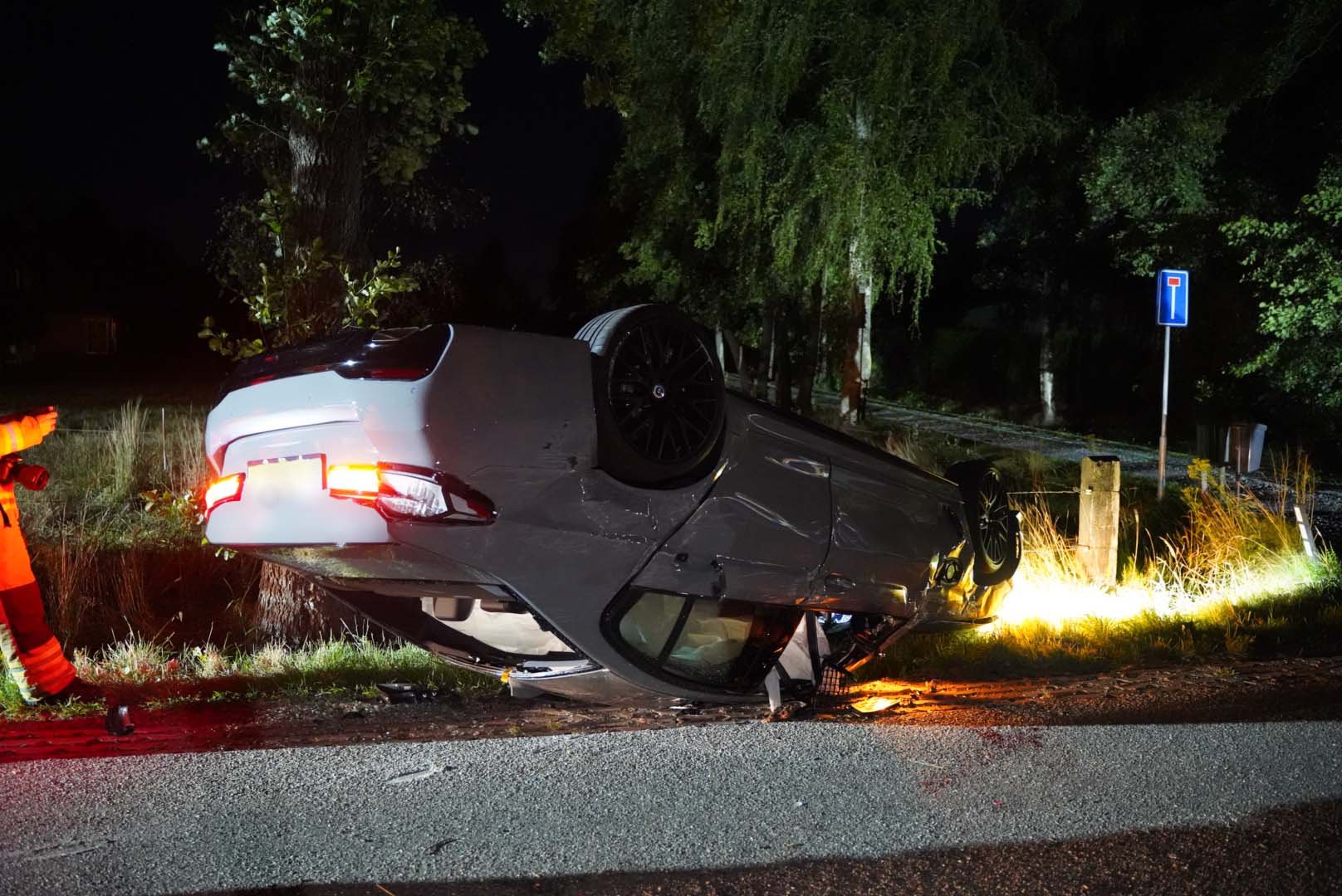 DJ crasht met gloednieuwe, peperdure auto tegen boom