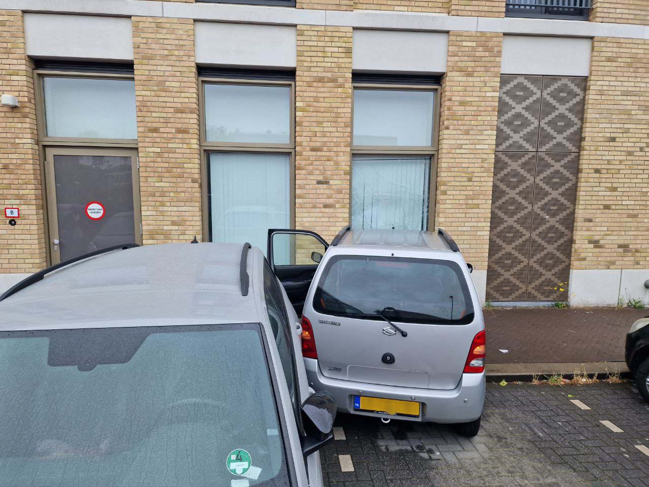 Auto ramt gevel winkelcentrum