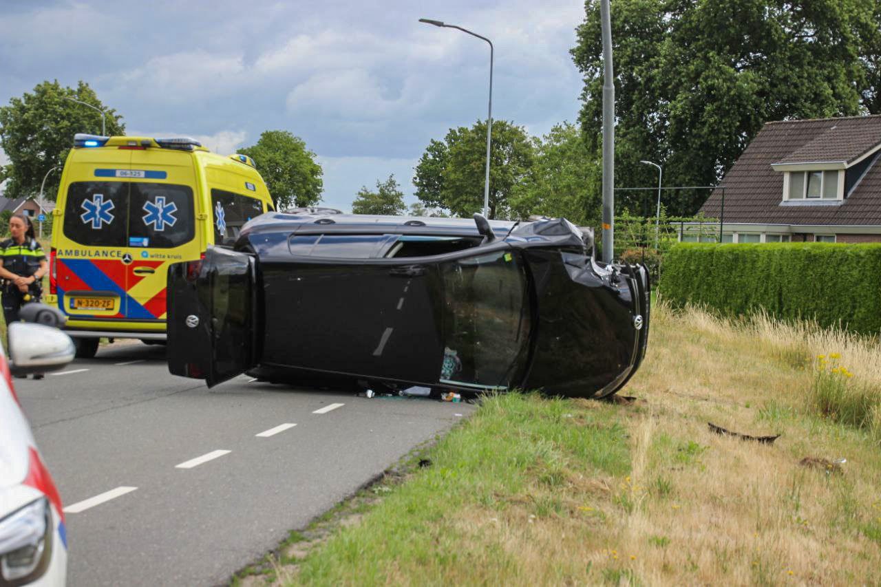 Automobilist ramt lantaarnpaal en komt op de zijkant tot stilstand