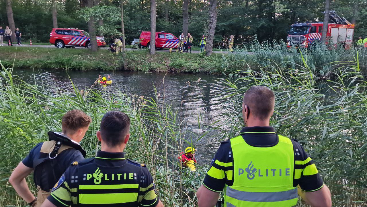 Zoekactie in kanaal: Rollator naast water gevonden