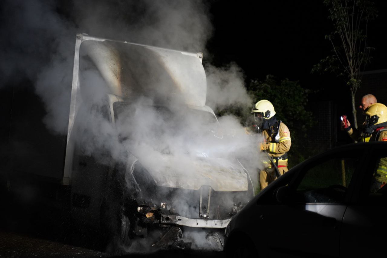 Bakwagen in brand, brandstichting niet uitgesloten