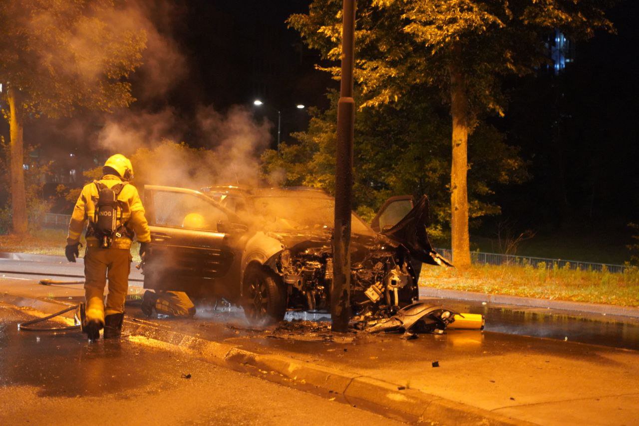 Auto vliegt in brand bij ongeluk