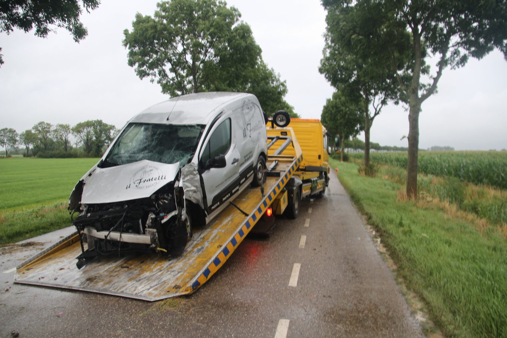 Bestelbusje botst tegen boom, voertuig total loss