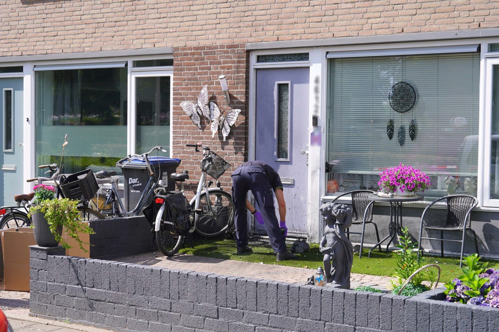 Explosie in voortuin van woning