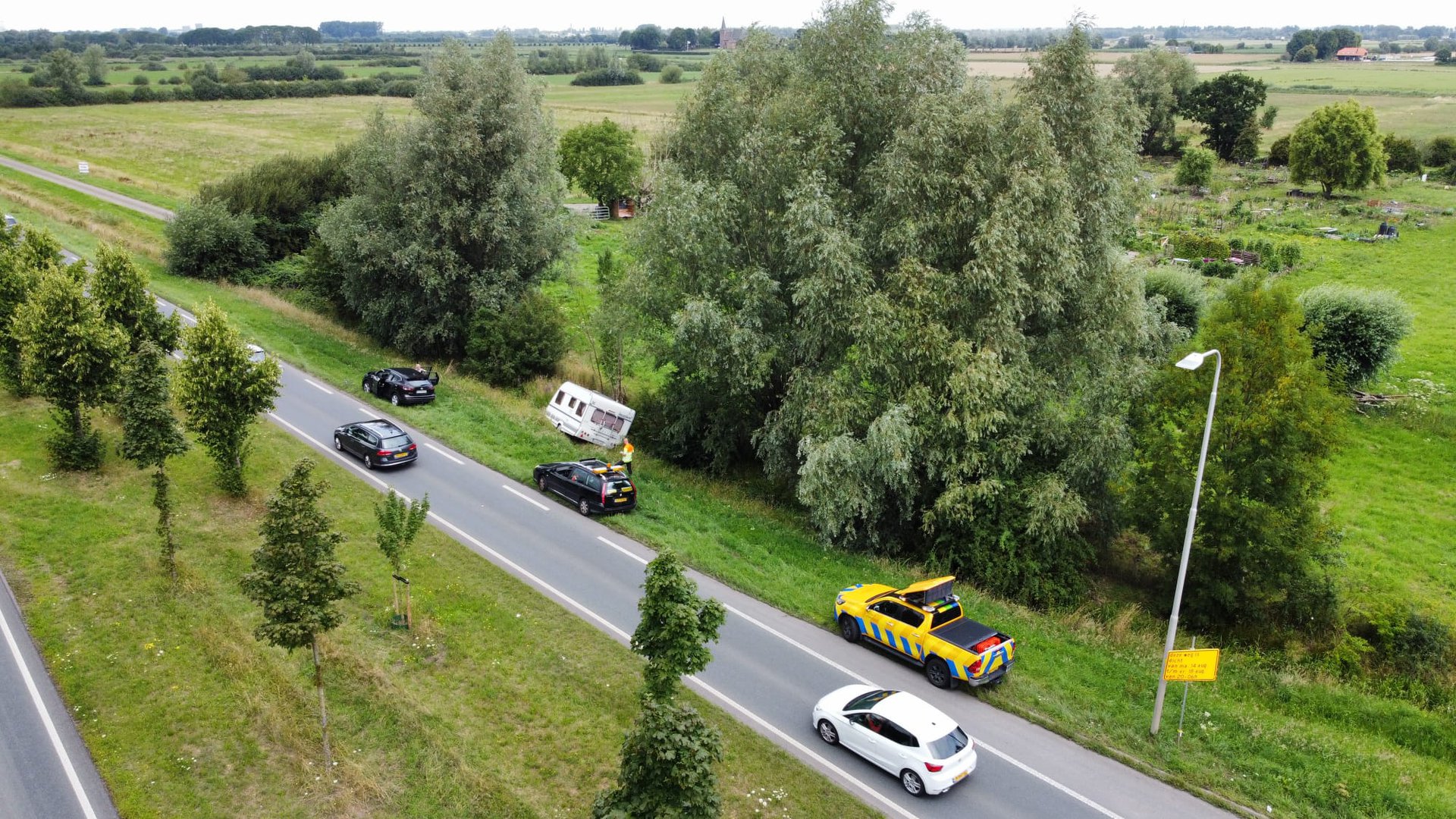 Losgeslagen caravan laat weg volledig sluiten vanwege berging