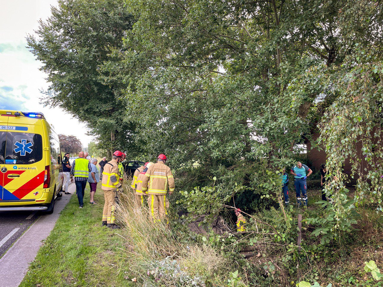 Auto belandt op z’n kop in sloot, traumahelikopter geland