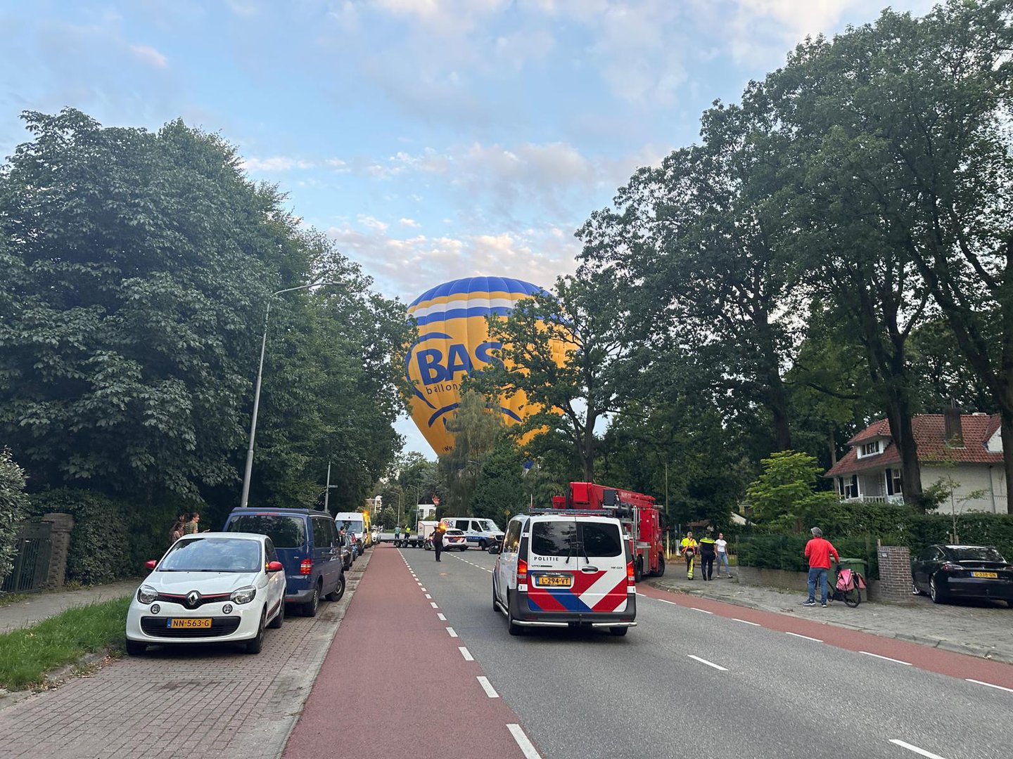 Luchtballon maakt noodlanding in woonwijk