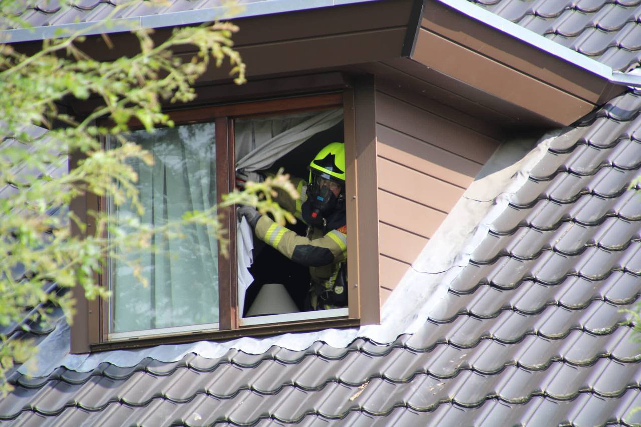 Woning onbewoonbaar na brand: Brandweer sloopt deel van keuken