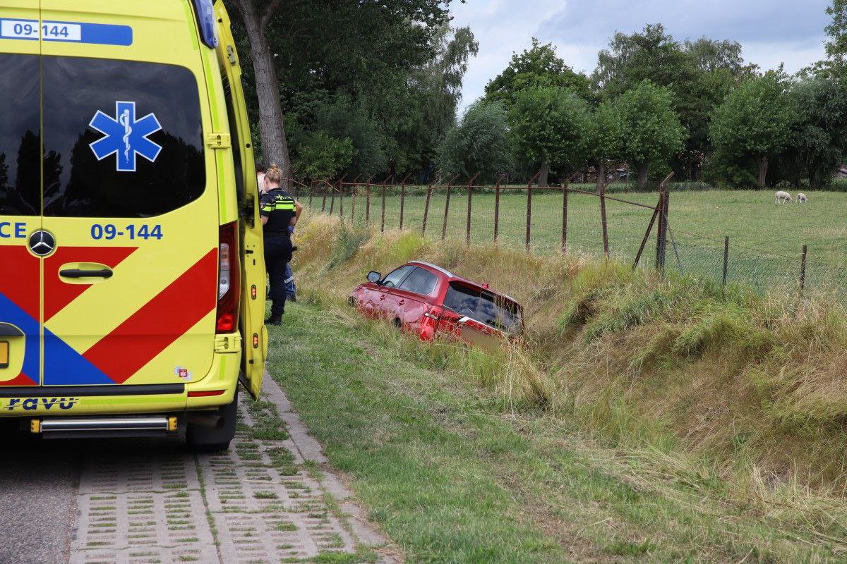 Auto belandt in greppel na botsing op kruising