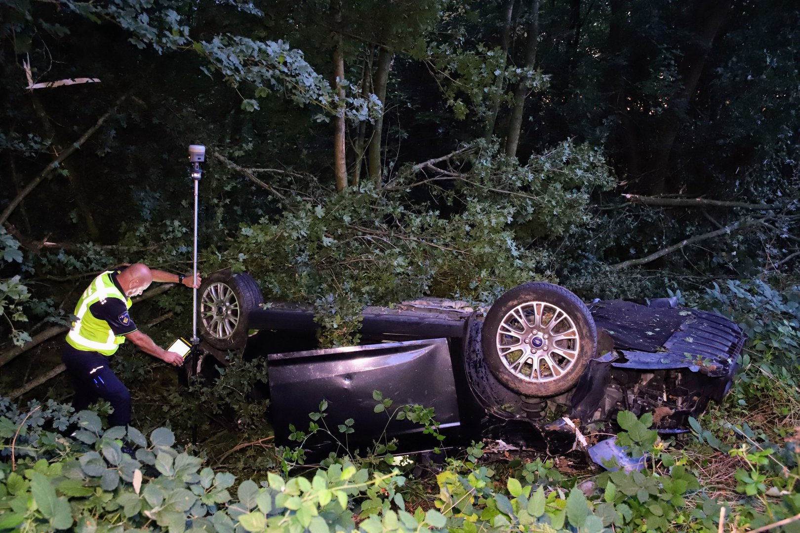 Ravage na ongeval tussen twee auto’s, politie doet onderzoek