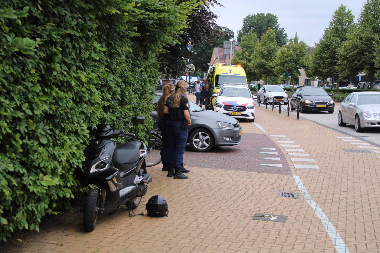 Auto stopt voor zebrapad: scooter botst tegen achterkant