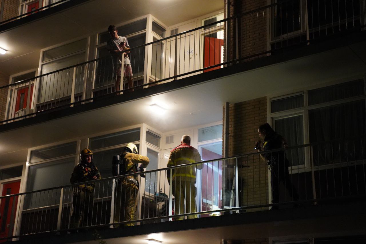 Brandweer ramt deur open na melding woningbrand