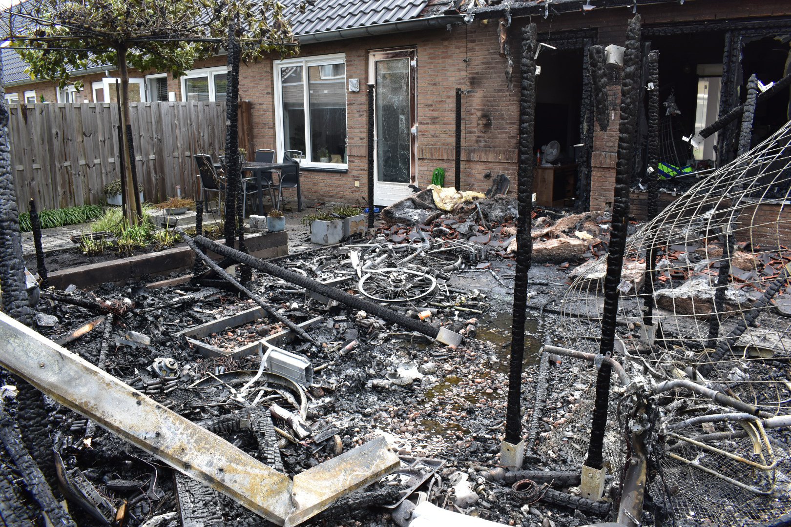 Woningen onbewoonbaar na felle brand