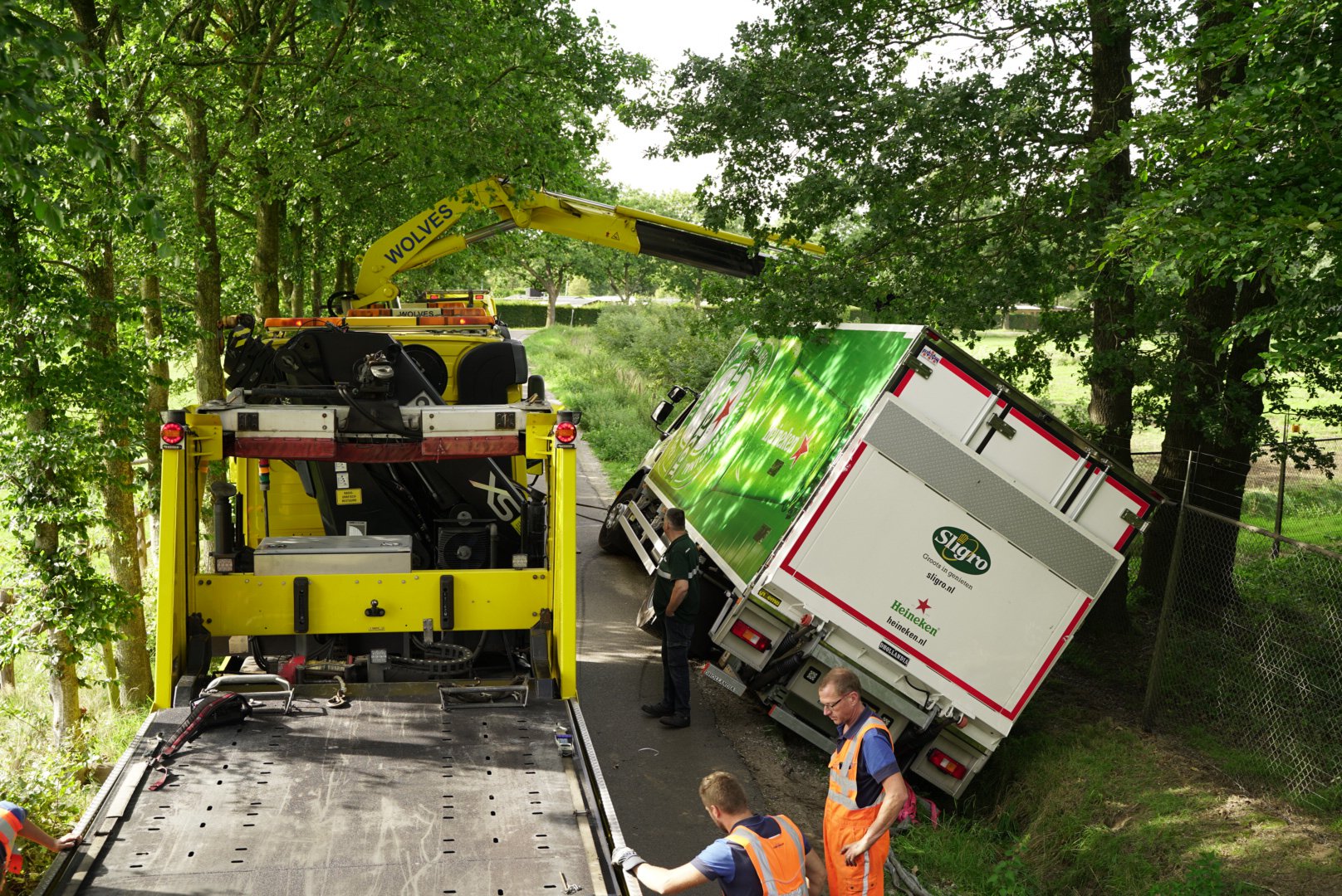 Vrachtwagen belandt in greppel na uitwijkmanoeuvre