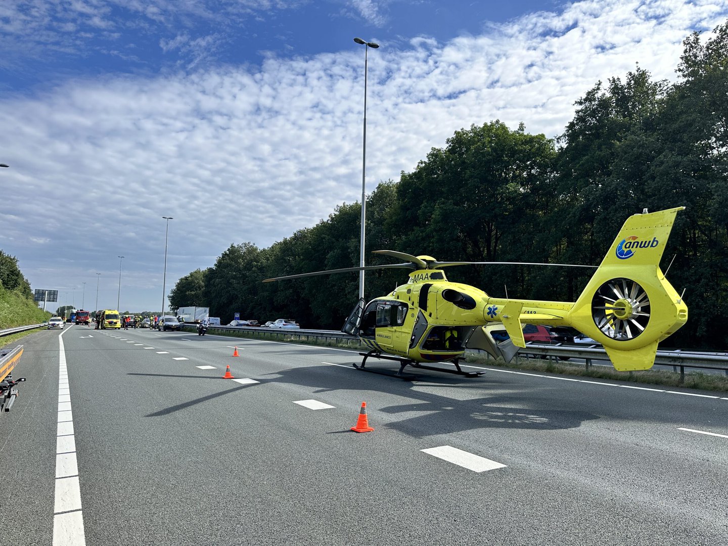 Trauma helikopter landt op snelweg na ongeval