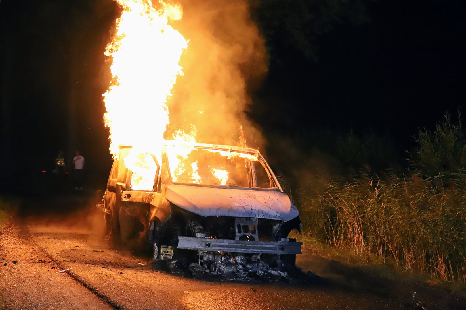 Bestelbus met chemicaliën brandt uit op zandpad