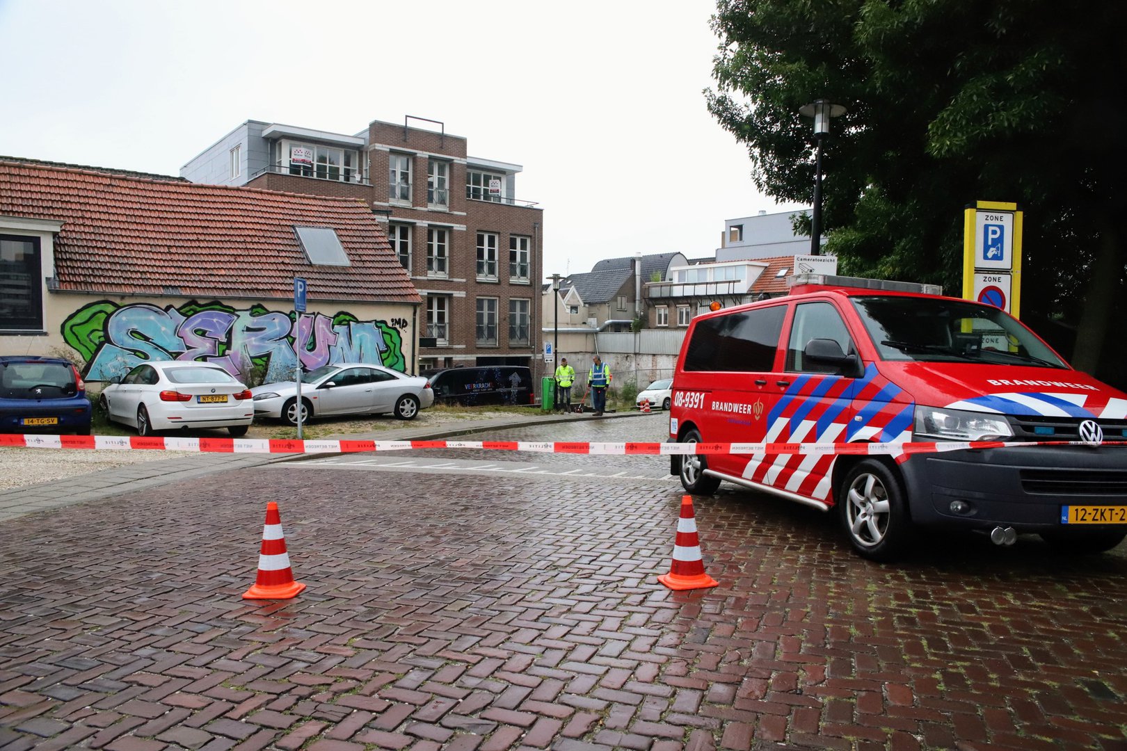 ‘Hinderlijke stank’ in Tiel, Brandweer al uren bezig met spoelen van riolen