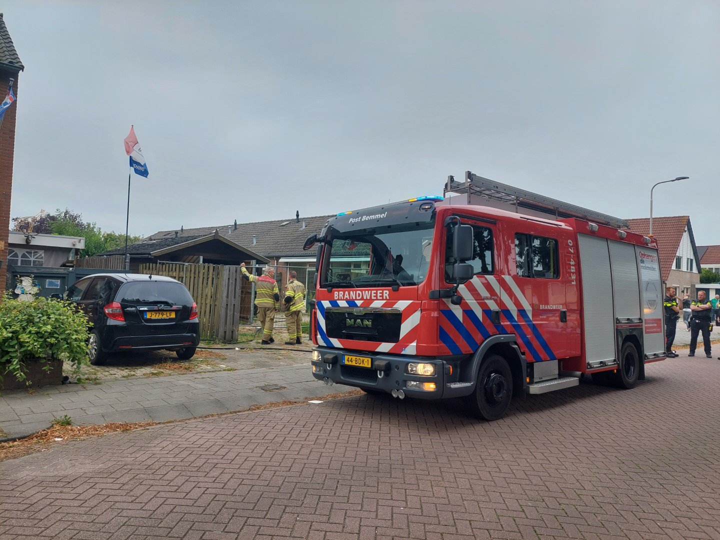 Hulpdiensten groots ingezet brandje achter leegstaande woning