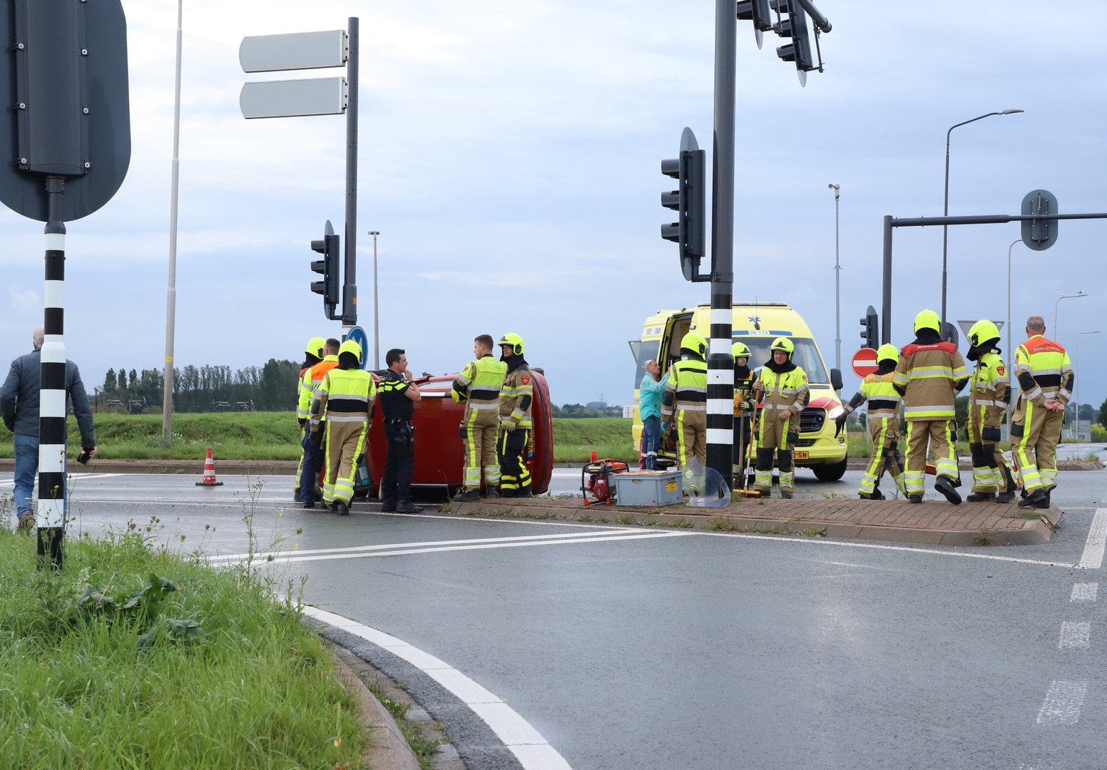 Auto op z’n kant na ongeval, veroorzaker vlucht maar wordt aangehouden