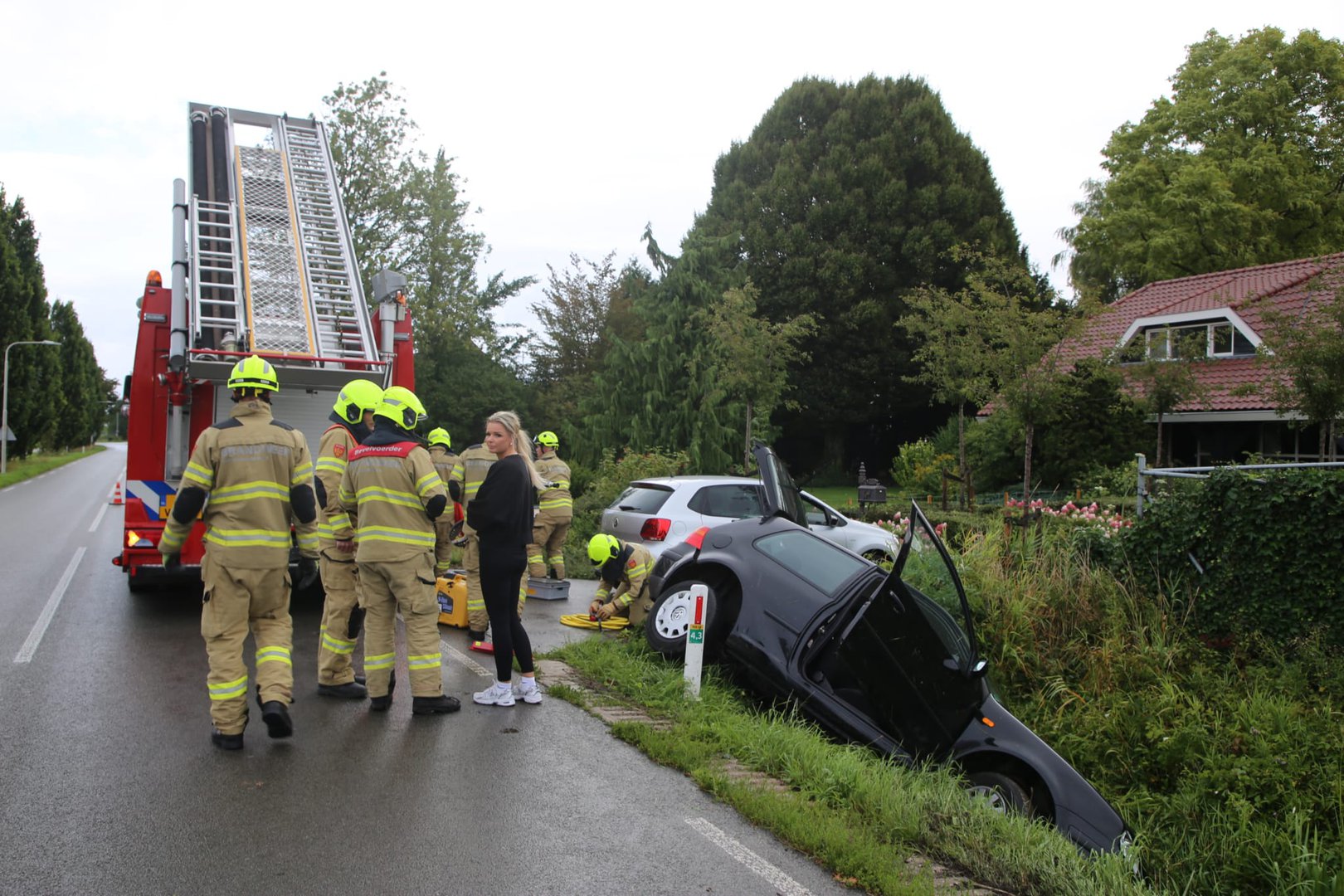 Auto in de sloot bij de beruchte bocht Krakkedel, bestuurster raakt gewond