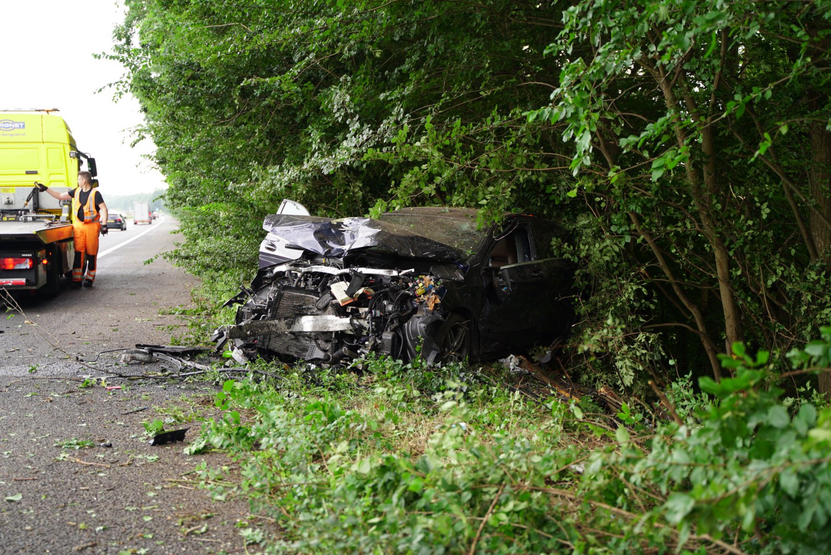 Automobilist belandt in bosschage langs snelweg