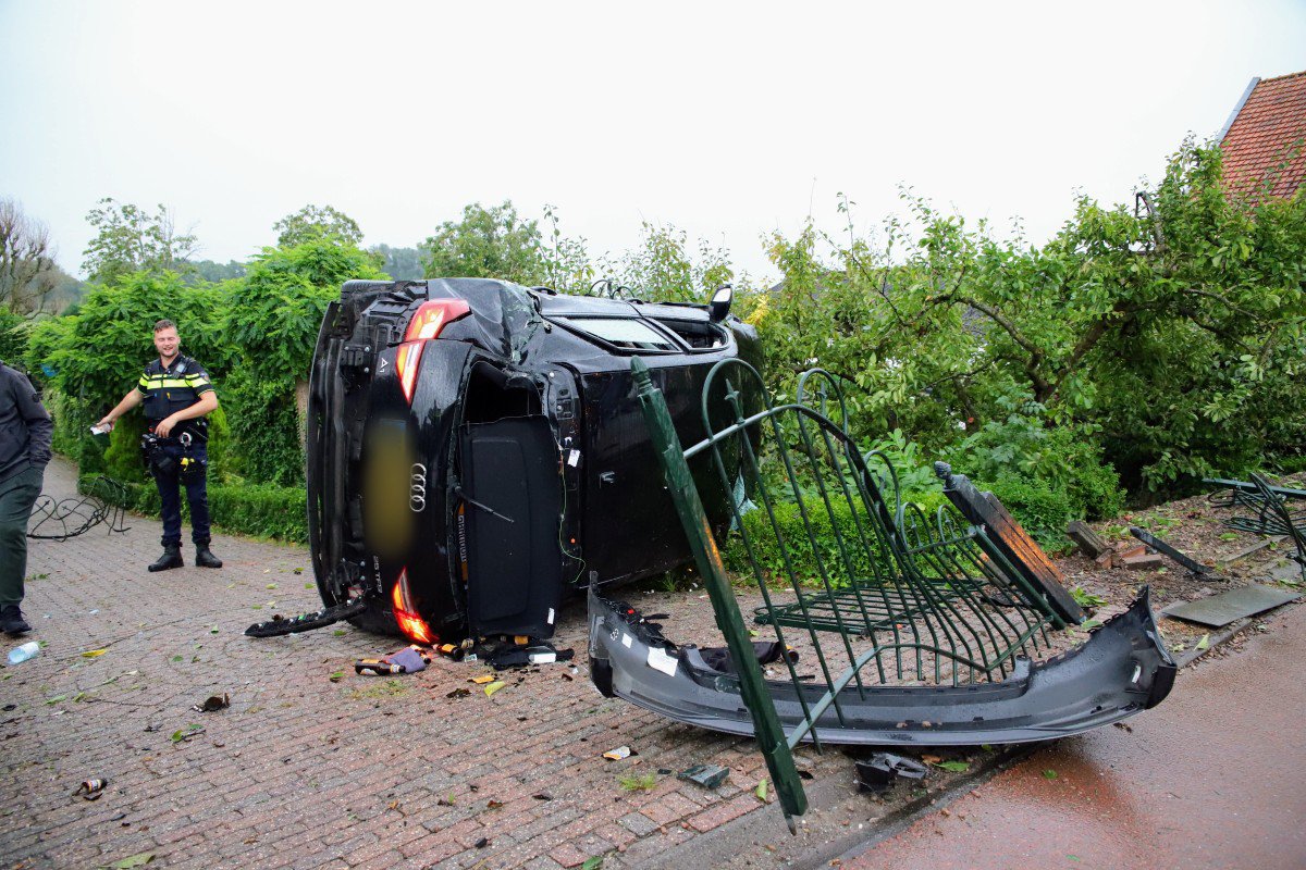 Automobilist richt ravage aan, inzittenden zijn gevlucht