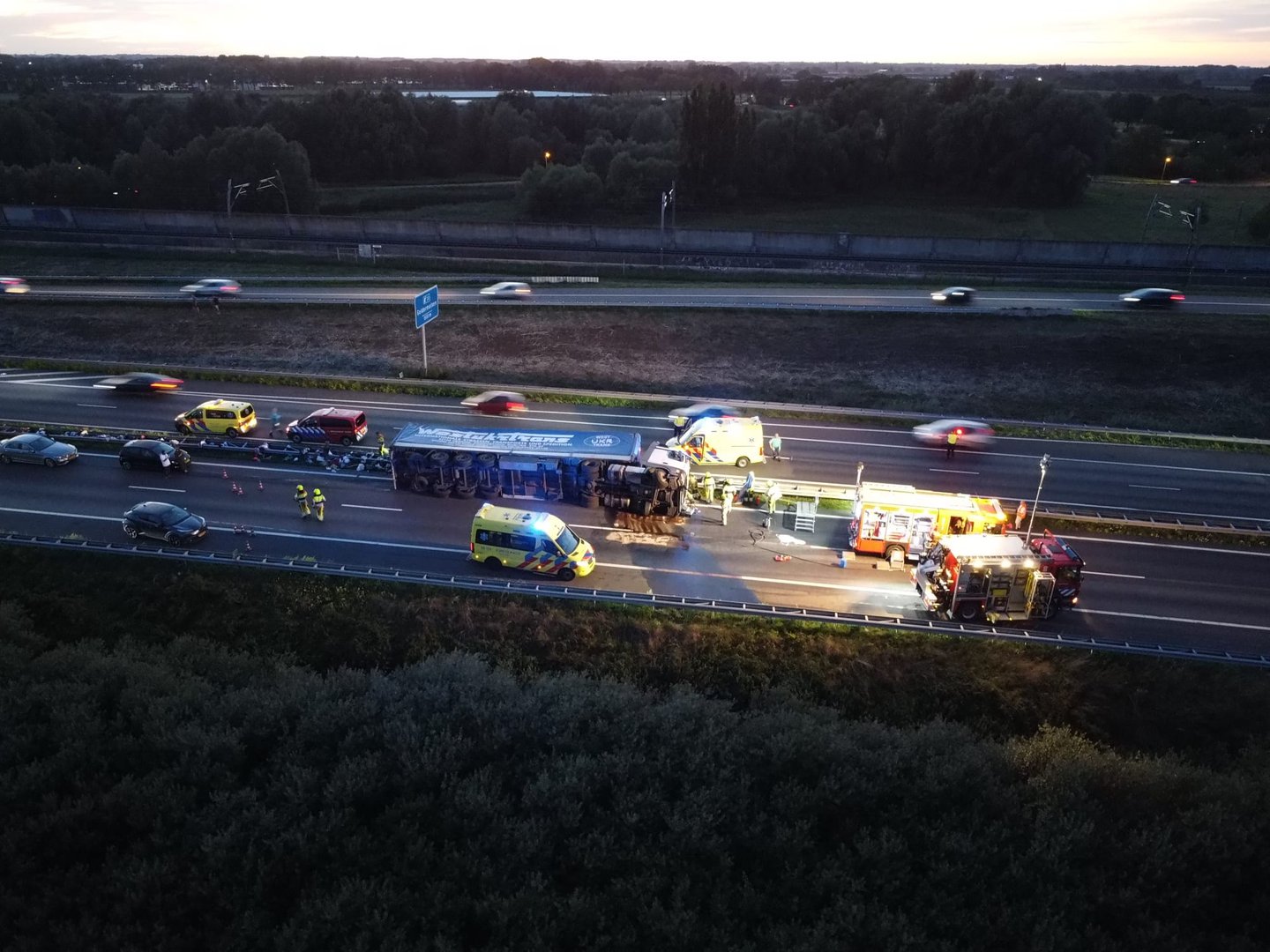 UPDATE: A15 dicht na ernstig ongeval met vrachtwagen