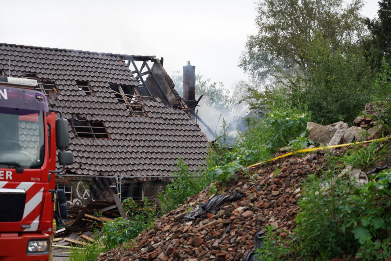 Brand legt leegstaande boerderij in de as in Leuvenheim