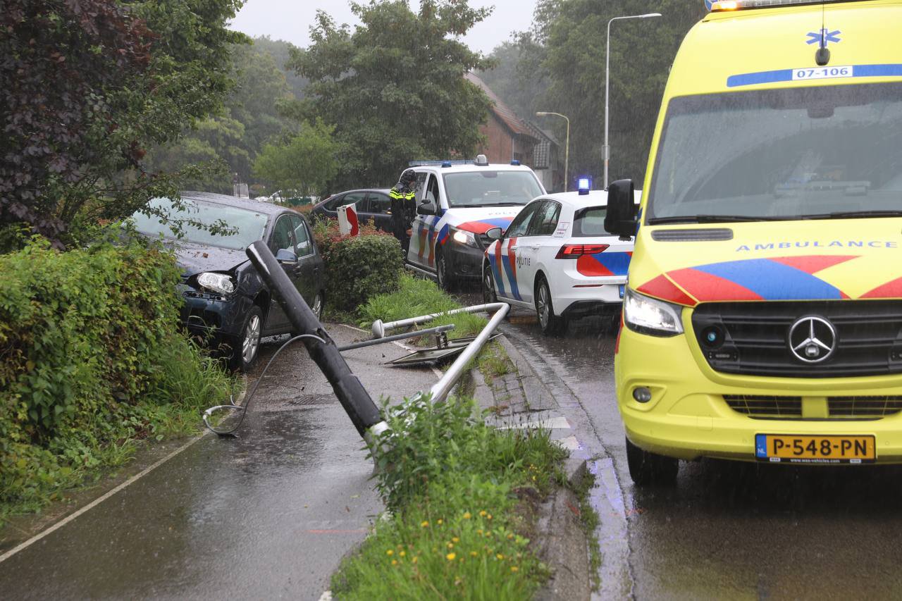 Automobilist ramt lantaarnpaal, voertuig raakt total loss