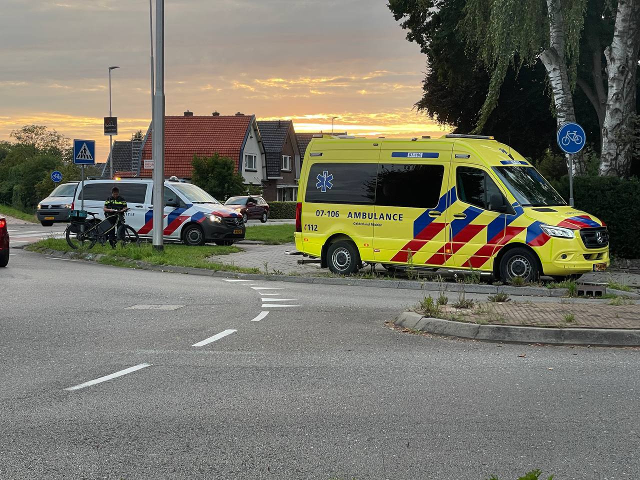 Aanrijding tussen fietser en auto op rotonde