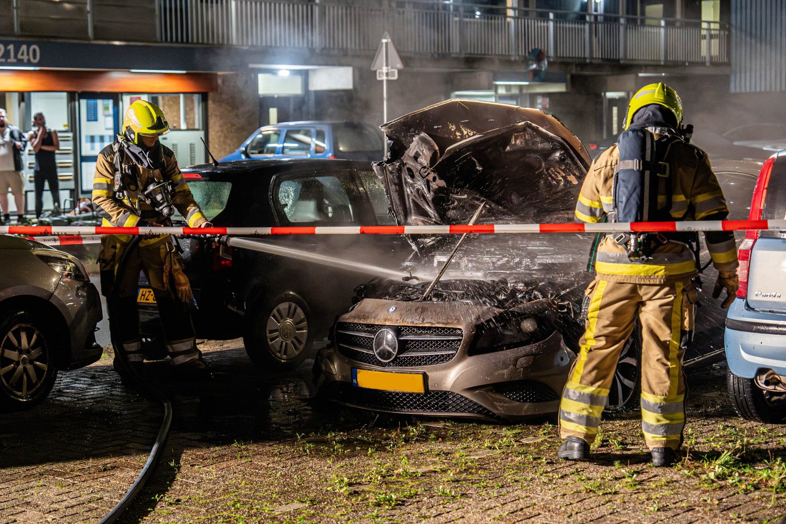 Geparkeerde auto vliegt in brand, politie onderzoekt mogelijke brandstichting