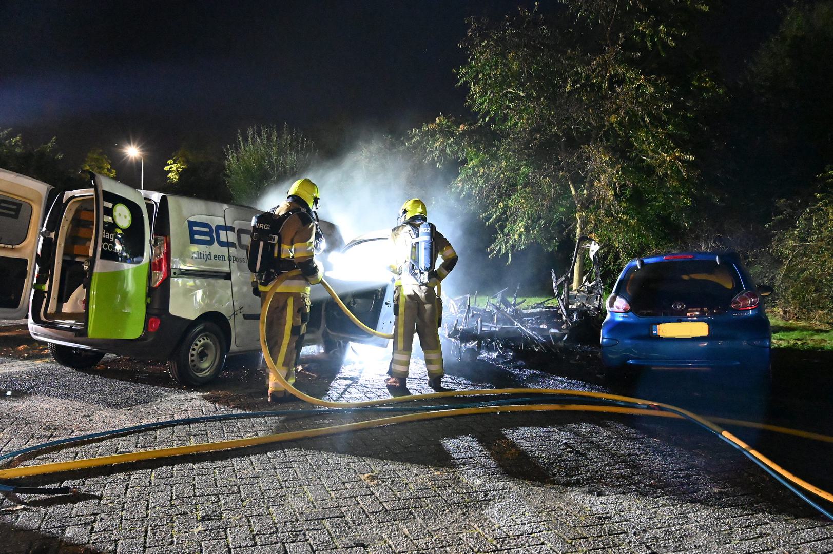 Caravan en twee auto’s beschadigd door brand