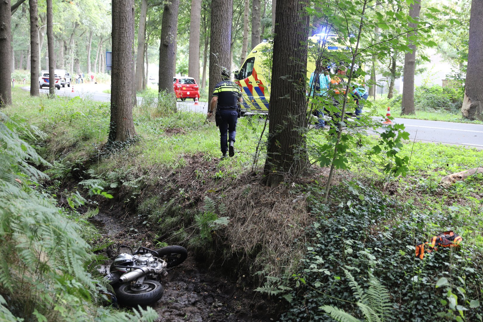 Vrouw belandt met lesmotor in sloot