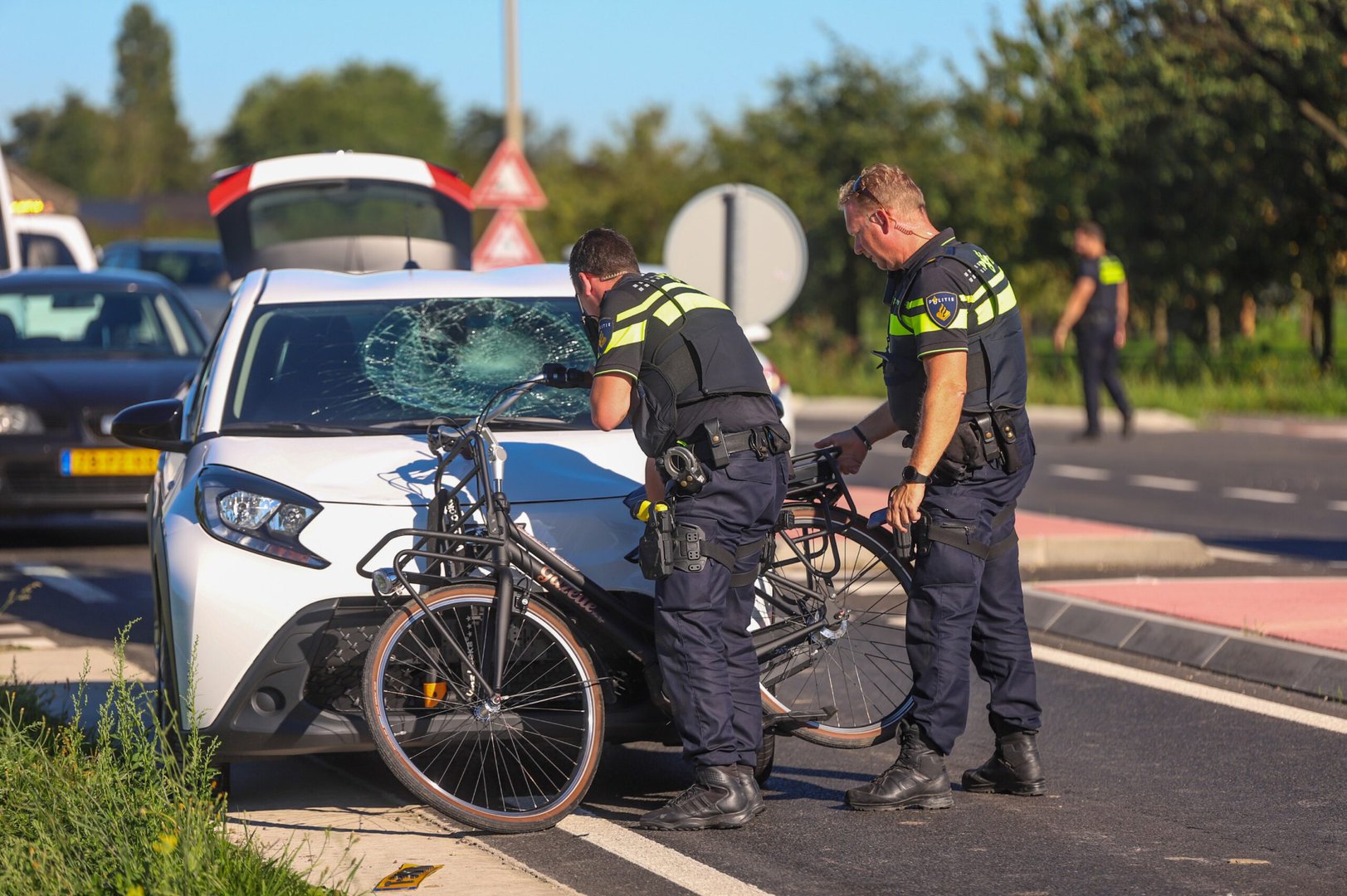 Fietser door auto geschept tijdens het oversteken