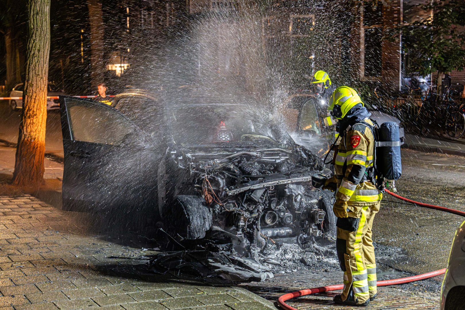 Auto zwaar beschadigd door brand