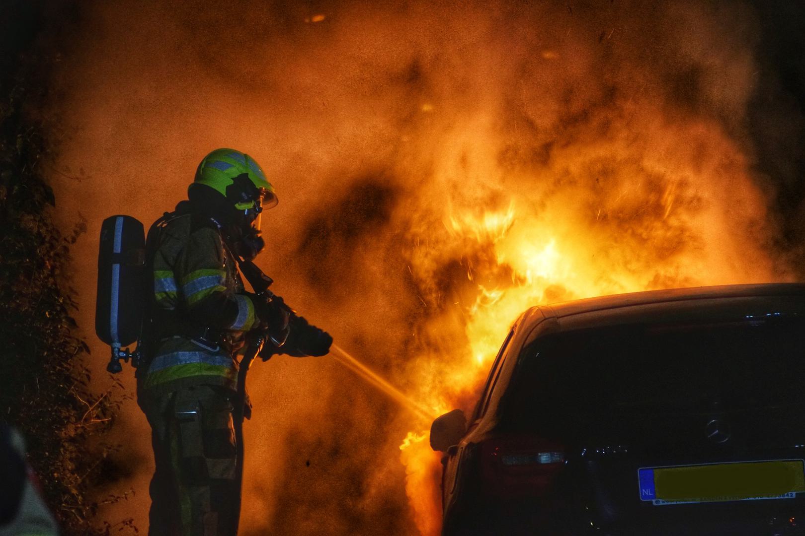 Auto door brand verwoest, politie onderzoekt mogelijk brandstichting