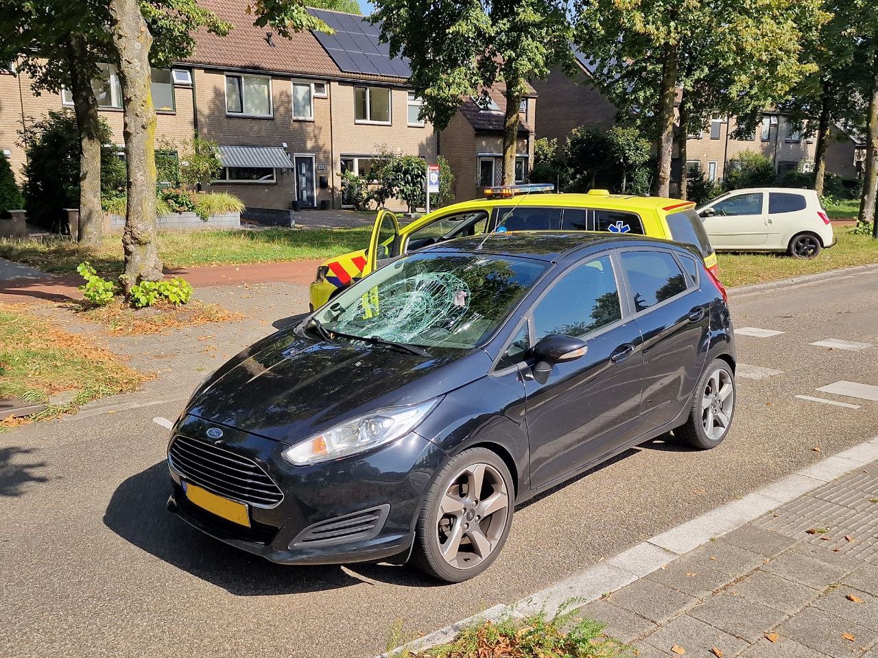 Fietser belandt op voorruit van auto en raakt gewond