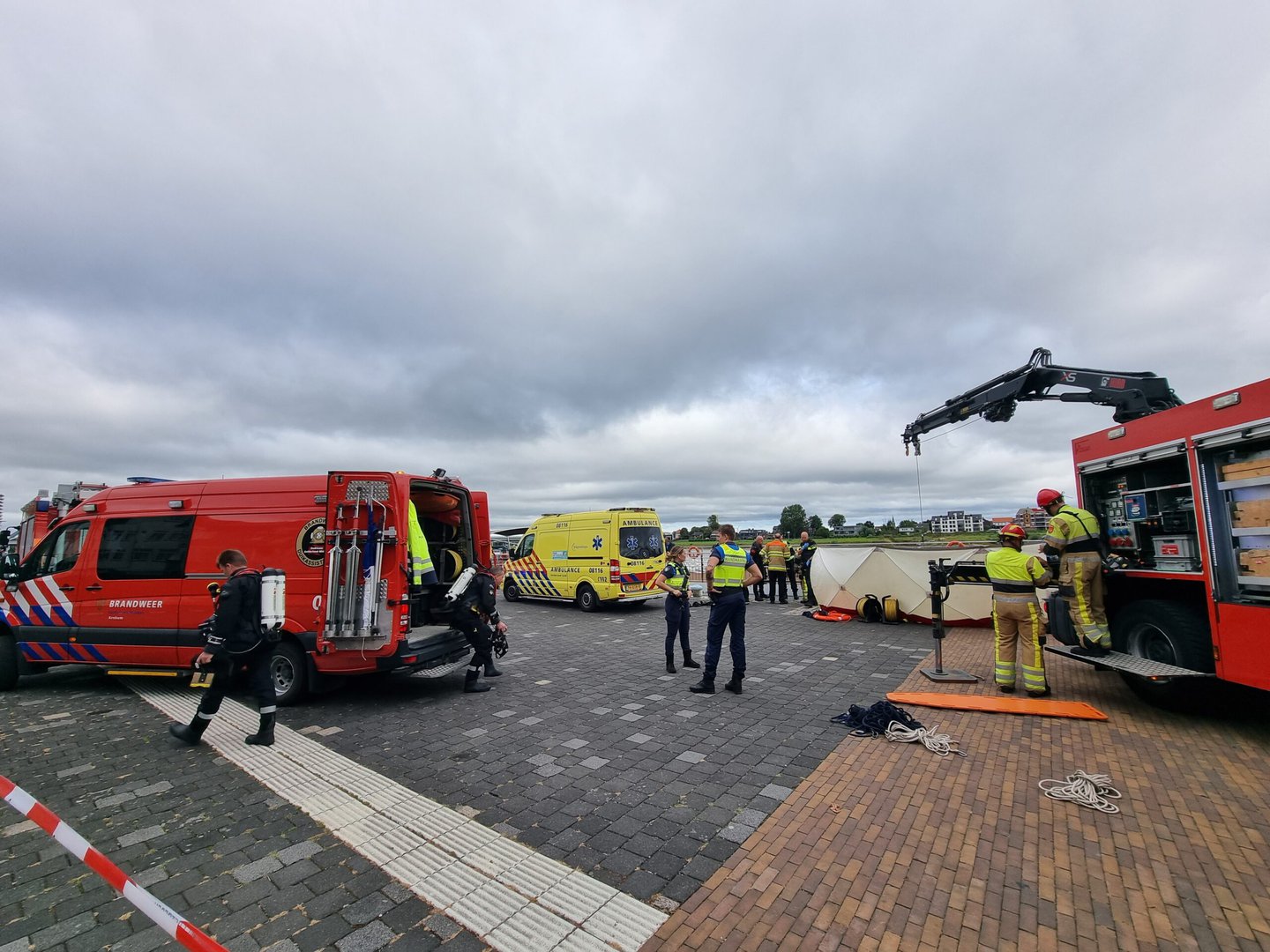 Overleden persoon aangetroffen in water, politie start groot onderzoek