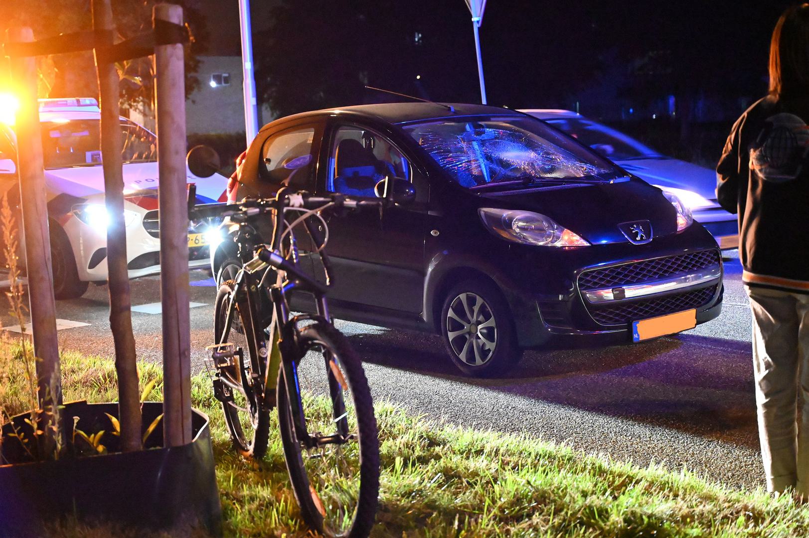 Fietser geschept door auto, gewond naar ziekenhuis