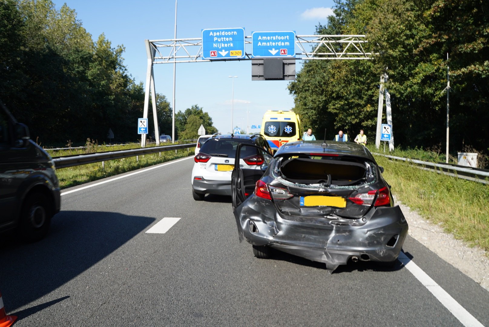 Veel schade na kop-staart botsing op A30