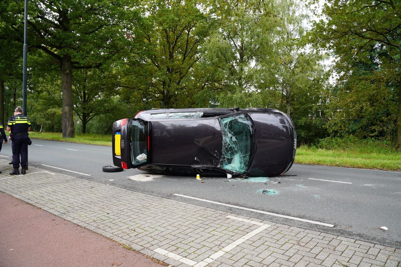 Auto belandt op zijkant na ongeval, bestuurder gewond