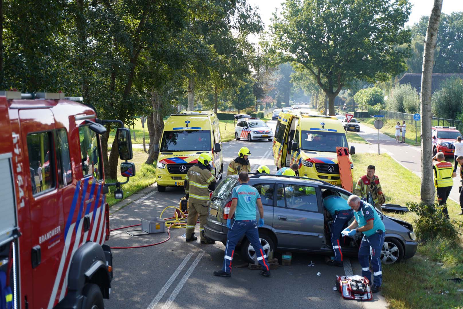 Automobilist raakt bekneld na botsing tegen boom