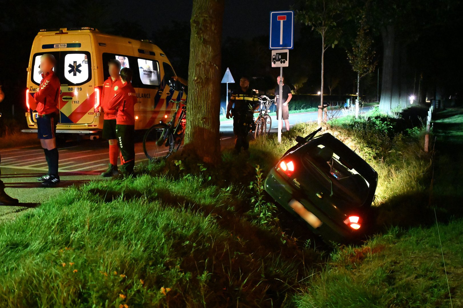 Auto in sloot na ongeval in Groesbeek, andere automobilist gevlucht