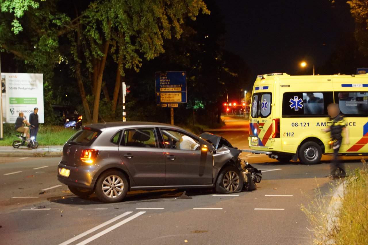 Aanrijding tussen personenauto en taxi in Nijmegen