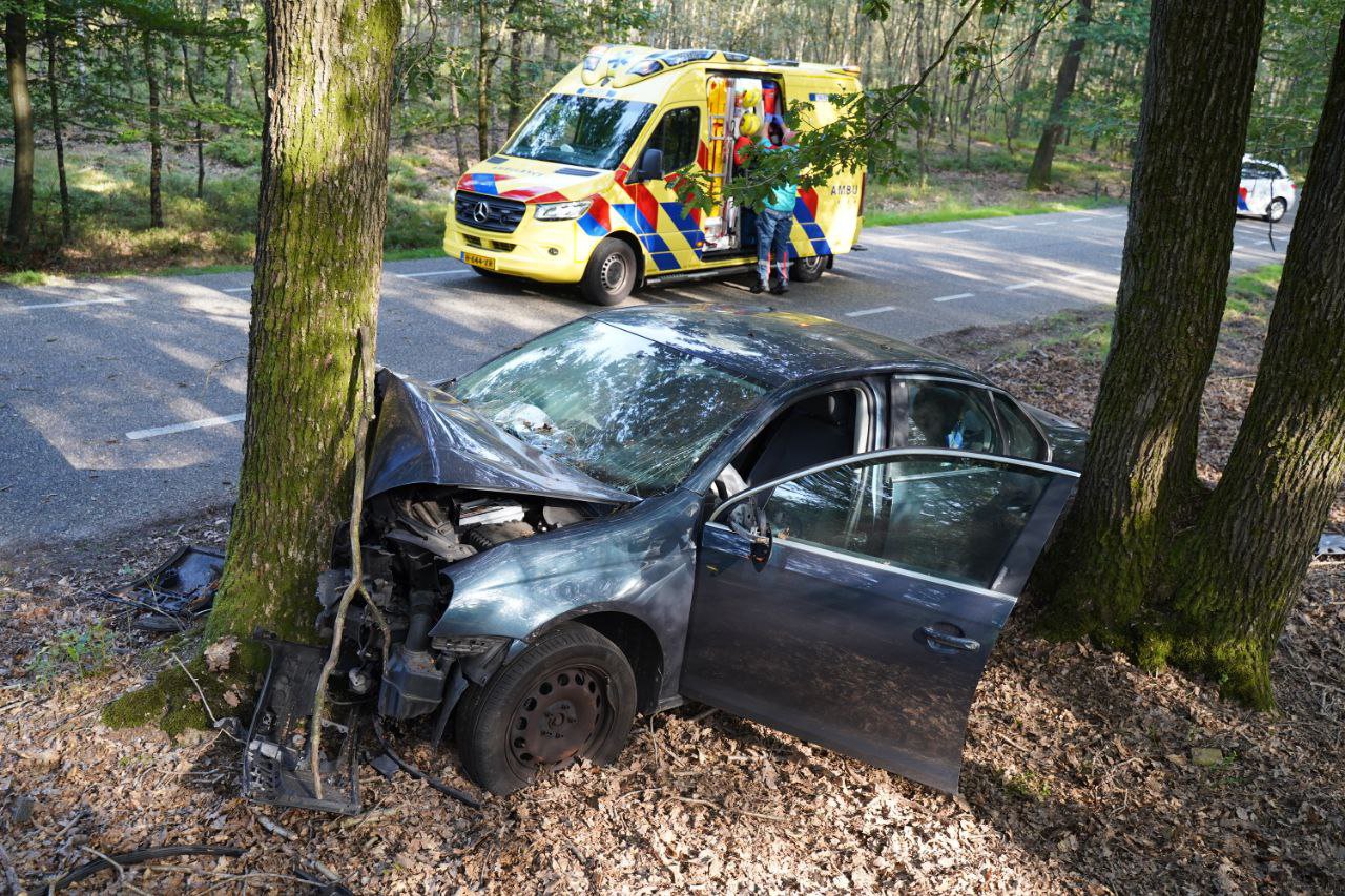 Twee gewonden na botsing tegen boom