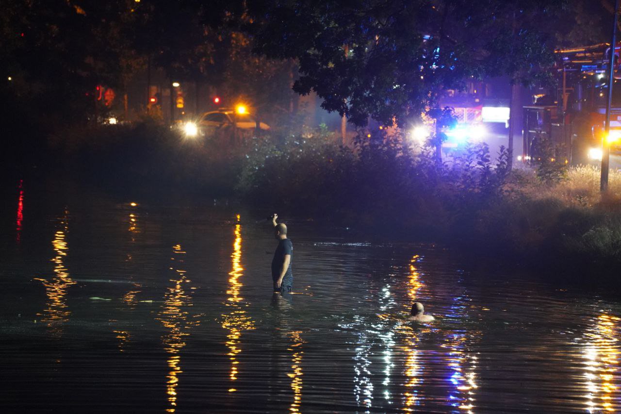 Reanimatie nadat auto met twee personen in het water belandt