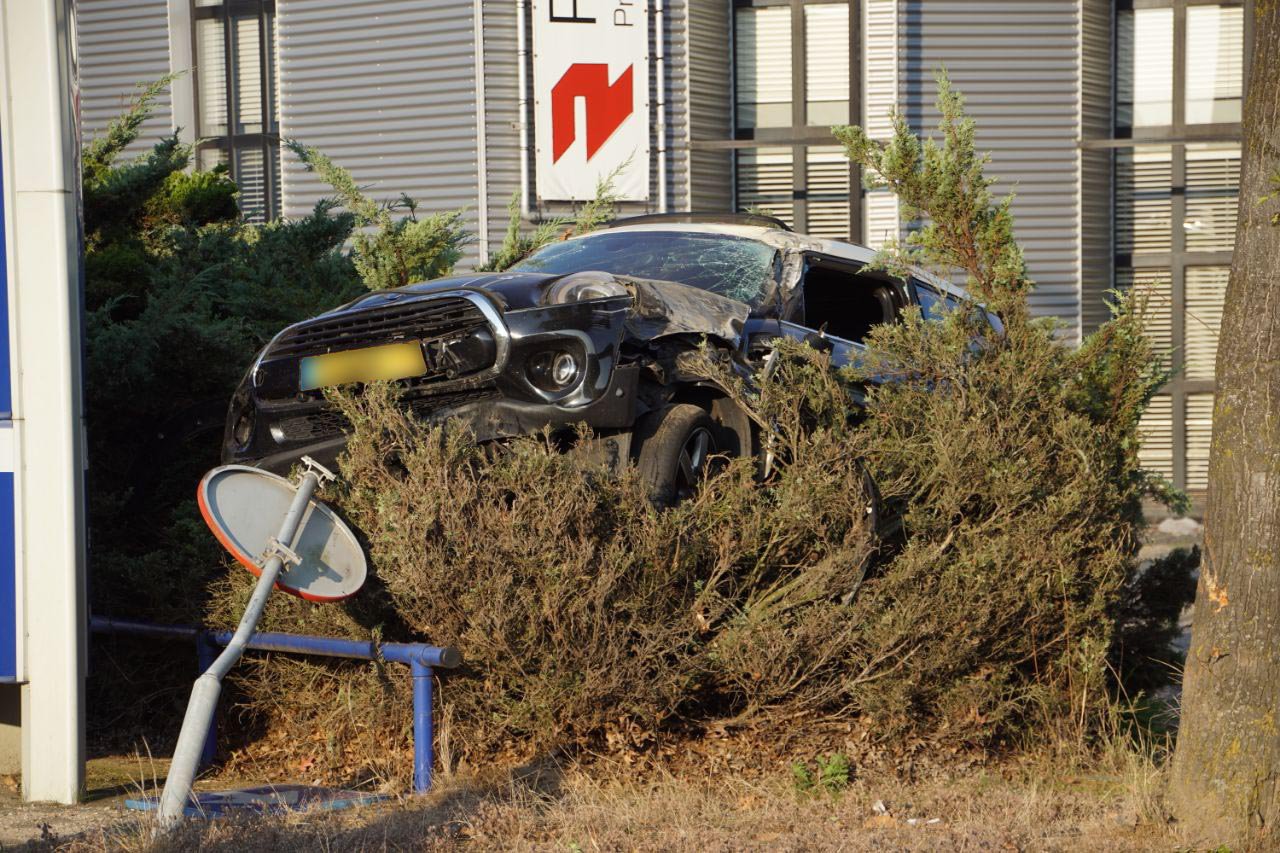 Automobilist belandt bovenop de struiken bij ongeval