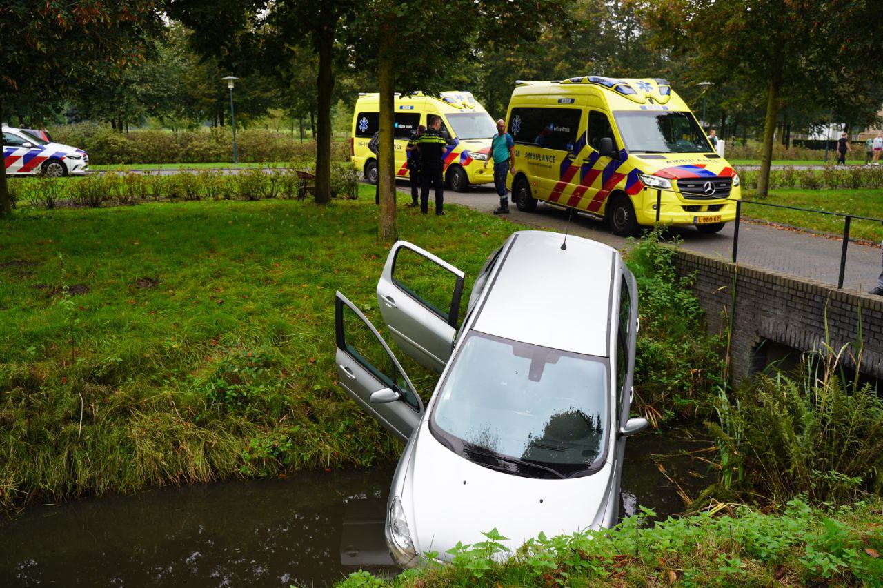 Vrouw gewond nadat auto sloot in rijdt